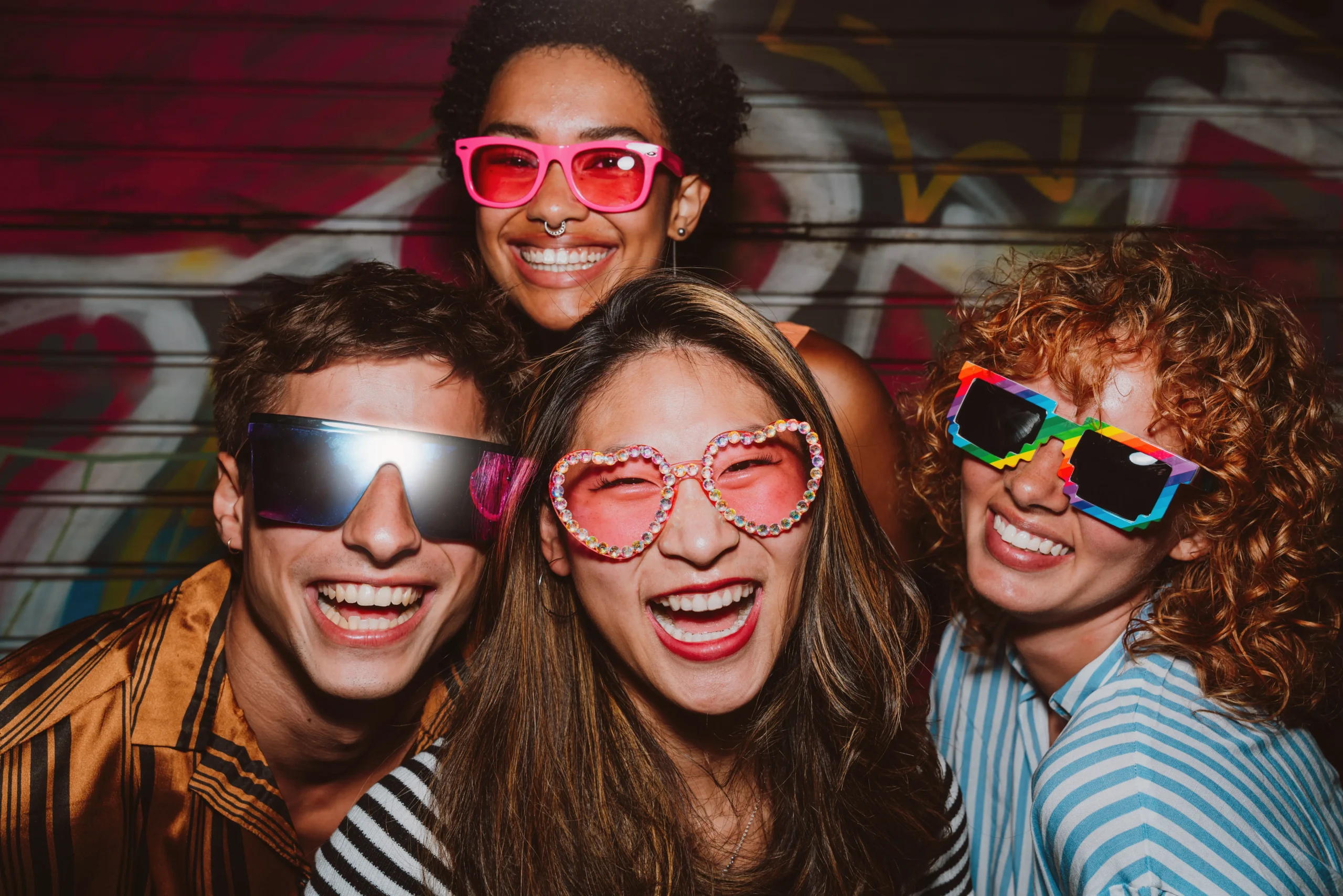 Amis profitant d'un photobooth pour un anniversaire à Bordeaux